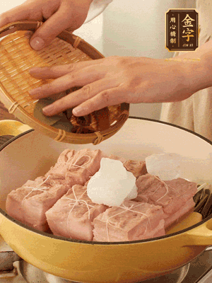 五花肉皮朝下，桂皮、八角、香葉、冰糖、生抽、花雕酒