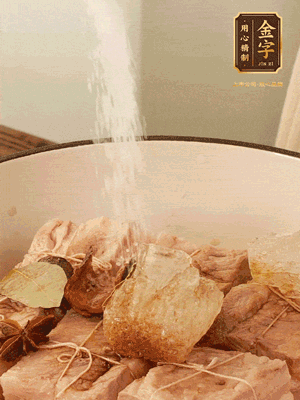 加水沒過，大火煮開轉(zhuǎn)小火慢燉2小時(shí)，煮到收汁