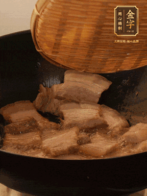 鍋中少油，翻炒五花肉