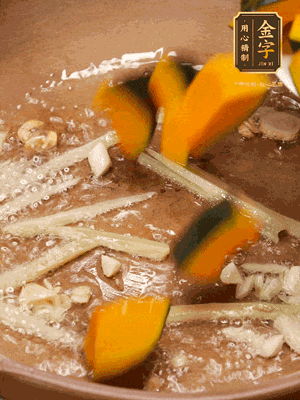 砂鍋倒一層底油，蒜粒、姜絲炒香后，再下南瓜翻炒30秒