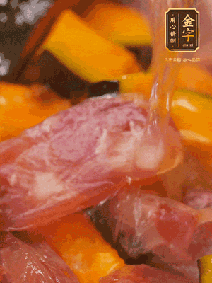 下香腸，倒沒(méi)過(guò)南瓜的水，加1/2勺鹽、1/2勺白糖、1勺蠔油燜8分鐘