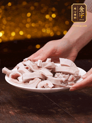 豬肚冷水下鍋，姜蔥料酒去腥，水開煮5分鐘，撈出，切小塊。