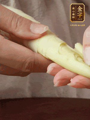 春筍沿著外皮豎著淺劃一刀，剝下外殼，切掉尾部的老根，切滾刀塊。（這個(gè)時(shí)候的春筍最為鮮嫩脆爽，不需要焯水去除澀味）