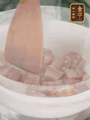 砂鍋內(nèi)咸肉微微煸出香味，再倒入開(kāi)水。放排骨滾開(kāi)后轉(zhuǎn)中小火篤30分鐘。（水盡量一次加足，以免中途加水沖淡鮮味。這一步是湯底濃白的關(guān)鍵）