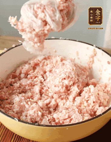 肉丁、咸肉丁、一丟丟鹽、料酒拌勻，反復(fù)摔打上勁。接著加入1兩蔥姜水，反復(fù)拌勻摔打上勁。前后共加3遍。3遍后筍丁，接著反復(fù)摔打上勁。最后加入1個(gè)蛋清、3茶匙生粉拌勻摔打上勁