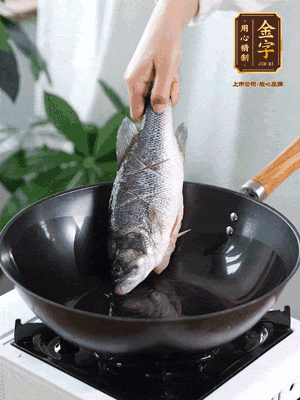 熱油，加1大勺豬油、姜片，再下鱸魚(yú)，煎至定型后翻面。（加點(diǎn)豬油，燉出的魚(yú)湯更容易變?yōu)榍逅哪贪咨?。?>
					</div>
					<span>步驟 3/6</span>
					<p>熱油，加1大勺豬油、姜片，再下鱸魚(yú)，煎至定型后翻面。（加點(diǎn)豬油，燉出的魚(yú)湯更容易變?yōu)榍逅哪贪咨＃?/p>
				</li><li>
					<div   id=