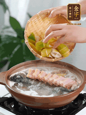 倒開(kāi)水燉煮后轉(zhuǎn)移入砂鍋，淋料酒去腥、加少許鹽調(diào)味，再依次加咸肉、春筍燉煮15分鐘。