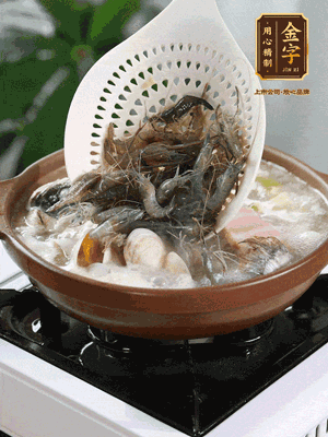 最后加一把蛤蜊、一把河蝦燜2分鐘，放一點(diǎn)白胡椒粉調(diào)味，撒上蔥花點(diǎn)綴！