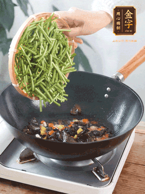 熱油煸香蒜末、姜粒、小米辣，再下臘肉煸炒出香味