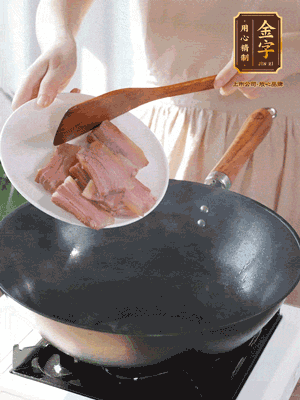 豬油熱鍋，下咸肉煸香，再下蔥姜提鮮