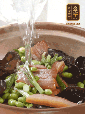 轉(zhuǎn)入砂鍋，加入開水、百葉結(jié)燉煮10分鐘