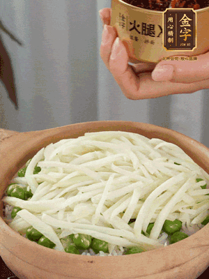 到水微干，放上豌豆、茭白絲。
