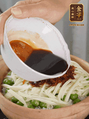 繼續(xù)小火燜3分鐘，淋上XO醬攪拌均勻。
