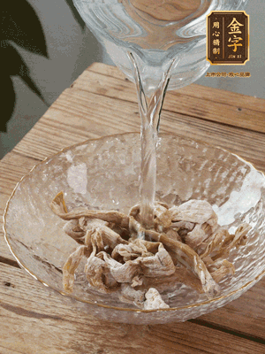 筍干提前泡發(fā)1晚切段，冬瓜去皮切塊。