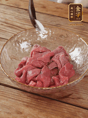 牛肉切丁，加黑胡椒海鹽、橄欖油腌10分鐘