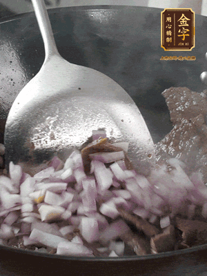 橄欖油熱鍋，牛肉丁炒至焦香狀態(tài)，下洋蔥丁翻炒出香味