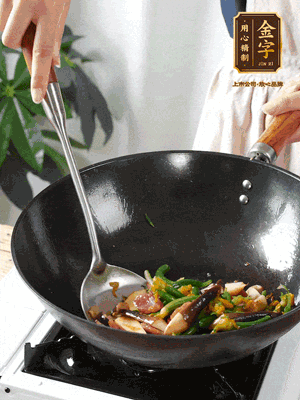 煸香蒜末，下香腸翻炒均勻，再依次下雞縱菌、黃瓜花