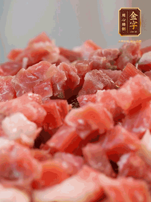 做月餅餡 火腿切成小丁，溫水浸泡5分鐘，上鍋蒸熟15-20分鐘，再將火腿丁、白砂糖、蜂蜜攪拌腌漬2小時
