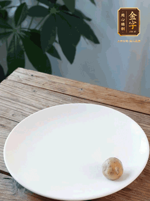 做水油皮、油酥 將油皮材料放入料盆中，加100ml水?dāng)嚢璩裳┗ㄆ瑺?。在案板上反?fù)揉搓成有一定筋度的光潔面團，搓成14個團子。
