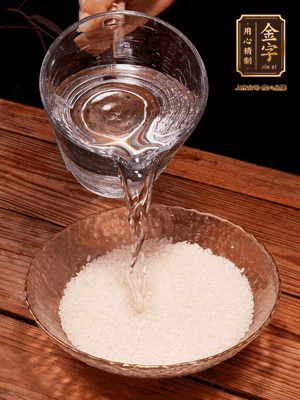 大米提前浸泡30分鐘。干香菇泡發(fā)切成條；蝦米提前浸泡2小時(shí)