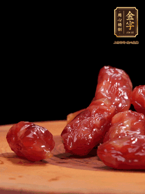 金字粒腸，一半切成片，一半保留整顆