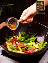 下蒜苗炒軟，沿鍋邊烹入一勺料酒，加醬油、蠔油、白糖調(diào)味炒勻