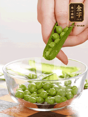 處理食材，藕切片，豌豆剝殼，菱角剝殼， 依次焯水