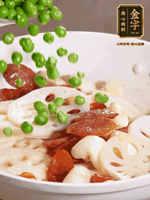 熱油下鍋，爆香香腸