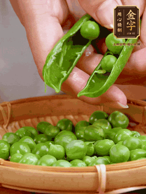 甜豆去殼，剝出甜豆米。百合小心剝成片。