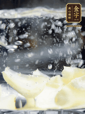 燒開(kāi)一鍋水，甜豆米、百合燙10秒