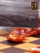 處理食材：香腸切片，土豆切塊、胡蘿卜切丁、豆角切段