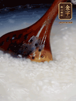 大米淘洗干凈，水開放入大米，煮3分鐘，煮到用手可以掐斷大米，撈出瀝干備用