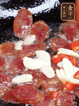 香腸煸香，加大蒜、小米辣增加香味