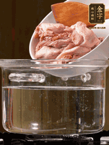 麻鴨切塊，冷水下鍋，加蔥姜、料酒焯水。撈出溫水洗凈