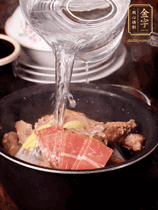 所有食材放入電飯鍋，加2勺料酒，足量的開水，按煲湯鍵煮湯