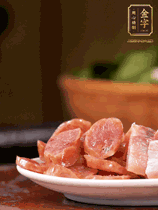 金字咸肉、金字香腸煮熟。咸肉切條、香腸切片備用。