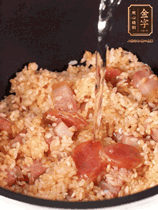 一起放入電飯鍋，加入剛好沒過食材的水。