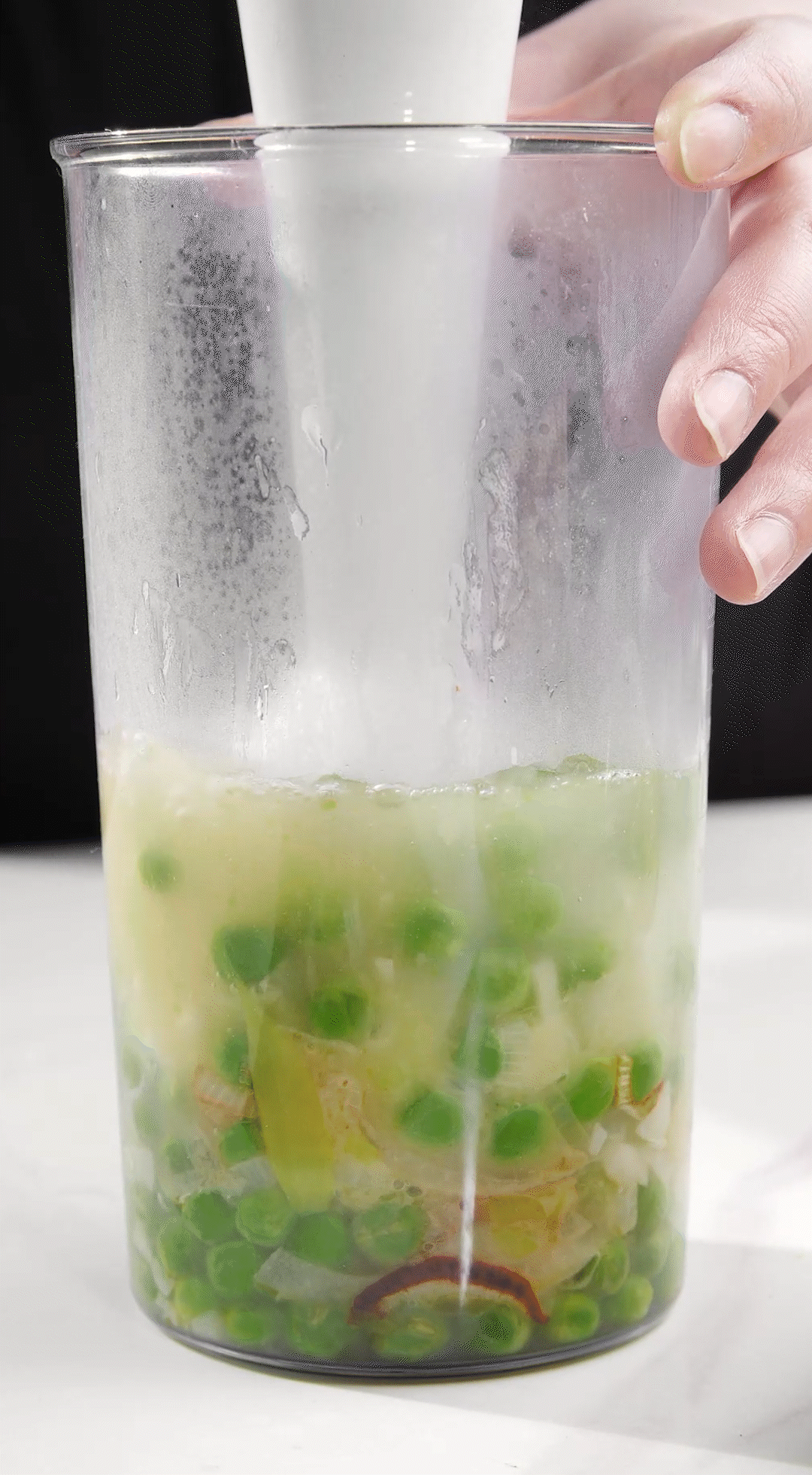 炒好的蔬菜+高湯或熱水，倒入破壁機(jī)攪打細(xì)膩絲滑即可。