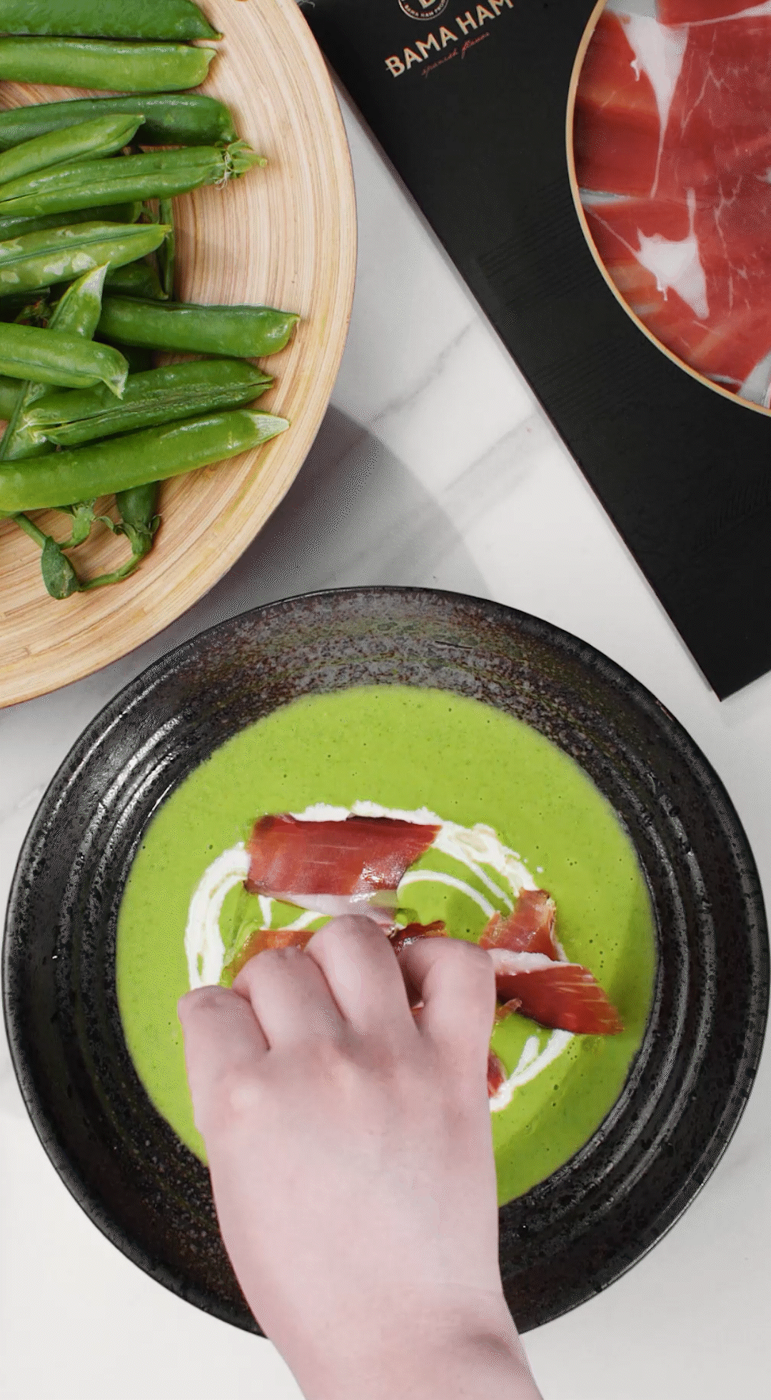 將上述擺盤的食材依個(gè)人喜好適量點(diǎn)綴即可。