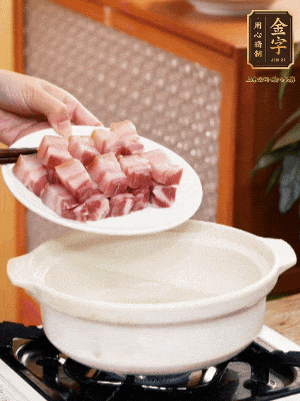 鍋內(nèi)倒油，下咸肉微微煸炒，再放排骨炒一下