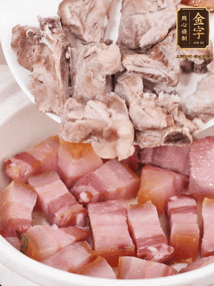 倒入開水燉煮，大火燒開后轉(zhuǎn)小火