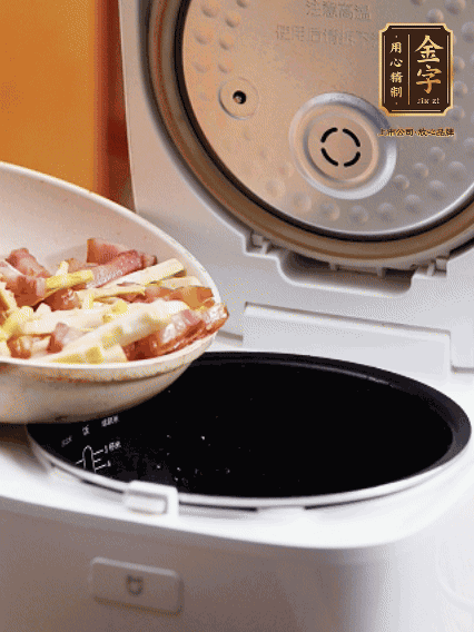 和洗凈的大米一起倒入電飯煲，攪拌均勻。水剛好沒過大米