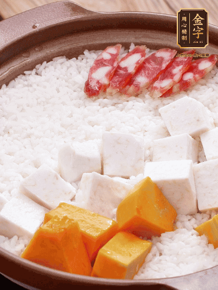 砂鍋涂油，放入泡好的大米。鋪上芋頭、南瓜，倒入開(kāi)水剛好沒(méi)過(guò)，中火煮到水收干