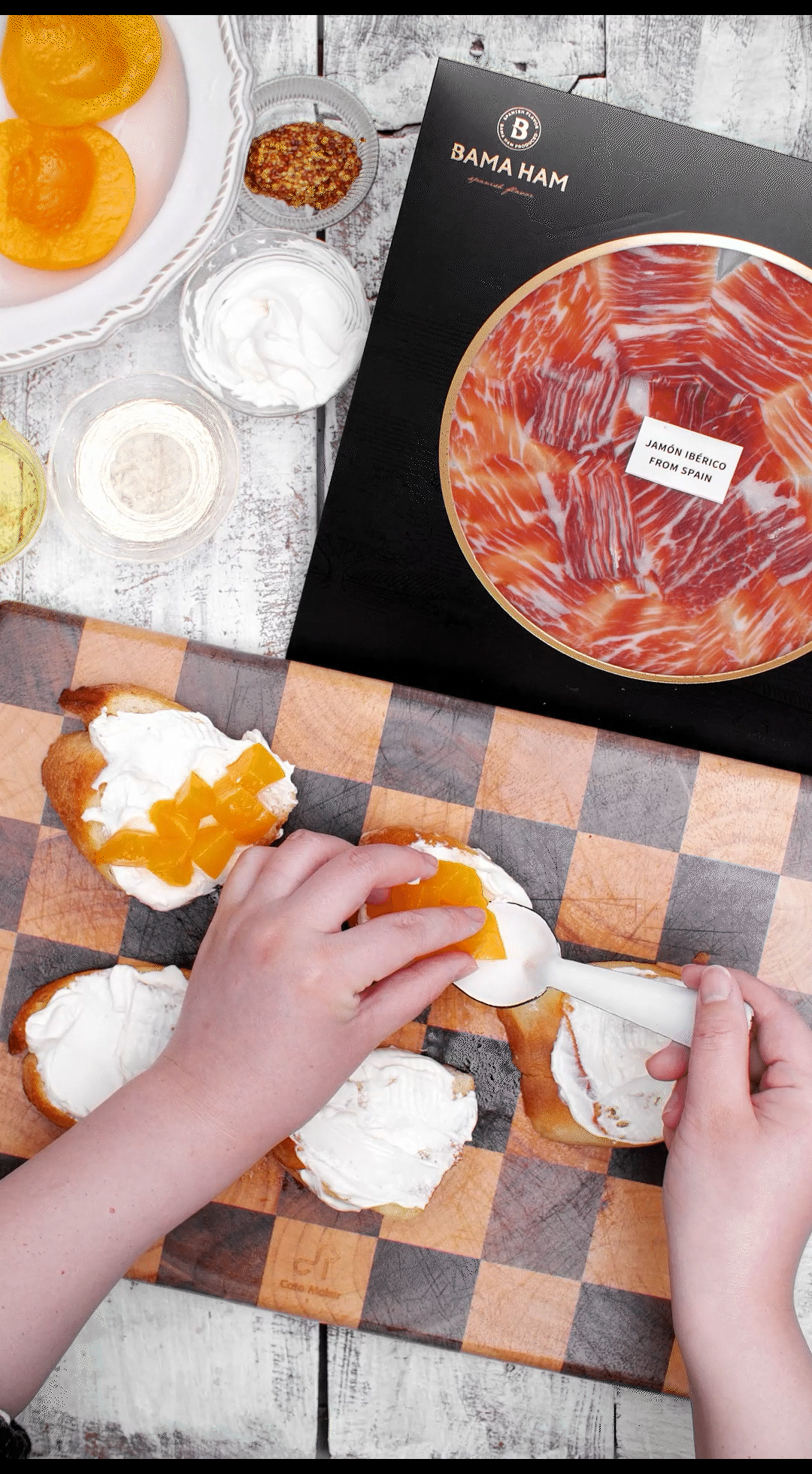 法棍涂抹奶油，放上黃桃和巴瑪火腿