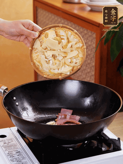 油熱，下蒜末、火腿煸炒出香味，再下筍片微微翻炒