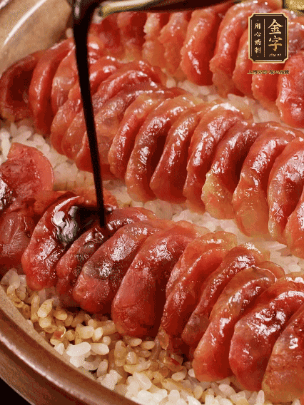 淋上醬汁攪拌均勻
調(diào)一個(gè)醬汁：生抽2匙、老抽半匙、蠔油半匙、白砂糖1/3匙、雞精1/3匙、香油5滴、水1匙