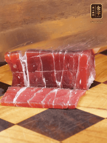 金字飄香火腿塊切片，溫水浸泡5分鐘