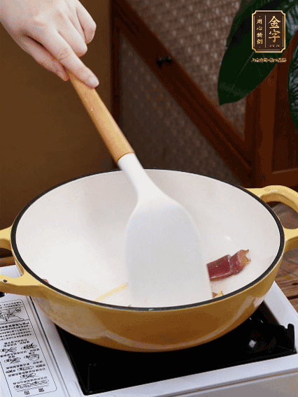 油熱，姜絲、火腿微微煸出香味