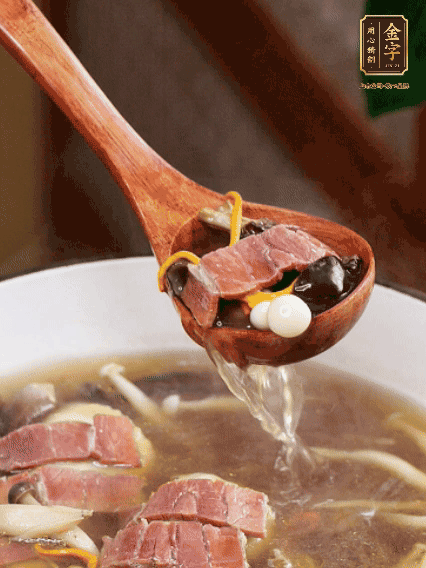 加羊肚菌、雞縱菌、蟲草花、海鮮菇、白玉菇再煮20分鐘