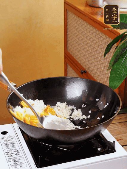 3個雞蛋攪成蛋液，下鍋煎至5成熟